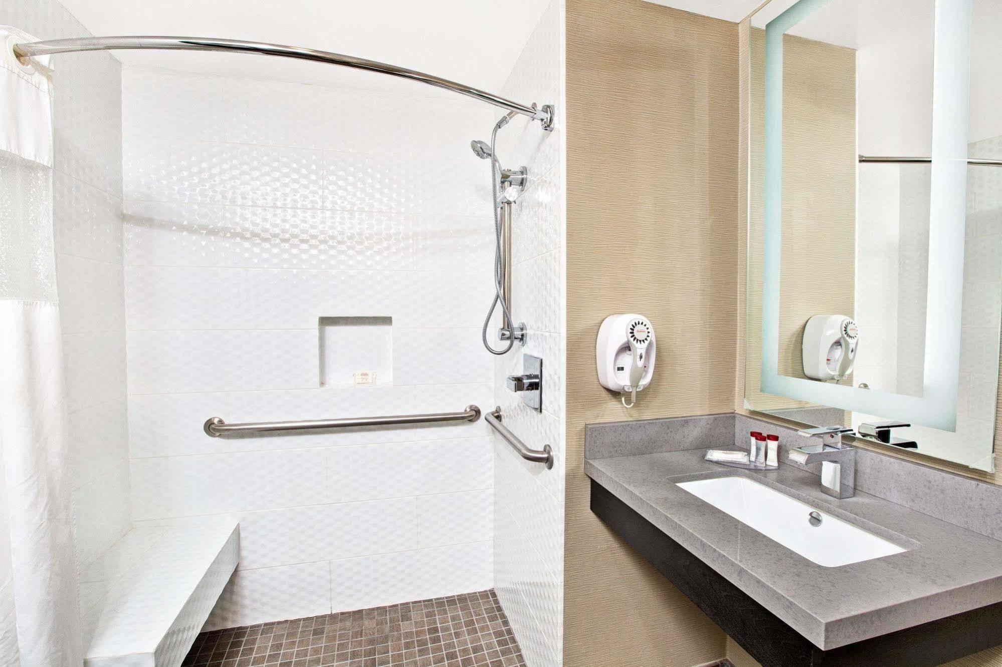 Ramada By Wyndham Marina Del Rey Otel Dış mekan fotoğraf